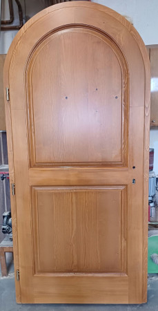 Vchodové obloukové dveře typ Bouzov masivní smrk